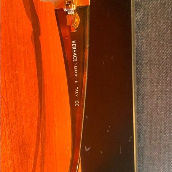 Versace - Picture 3 of 4